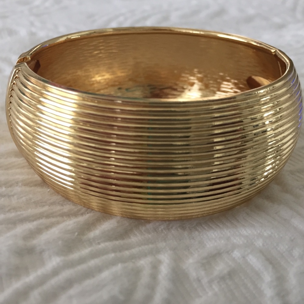 Gold hinged bangle - Picture 2 of 5